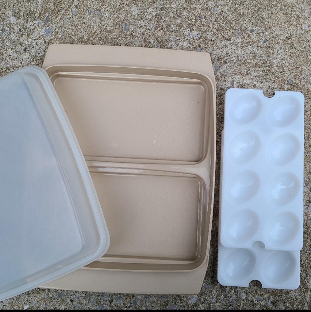Vintage Tupperware deviled egg keeper. Product #: 723-3